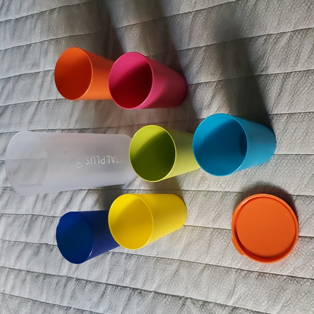 Lot 6 plastic cups + round cover storage stackable colorful fun